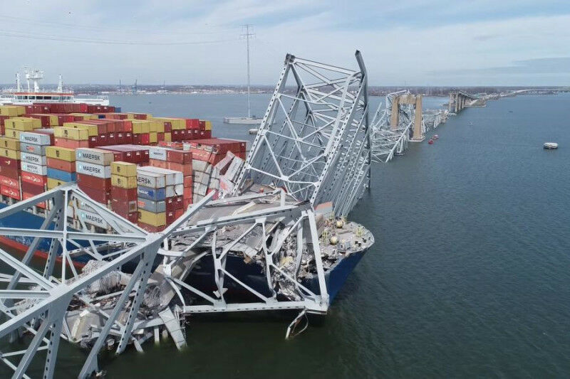 Imagem de drone NTSB da ponte Francis Scott Key e do navio de carga Dali em março de 2024