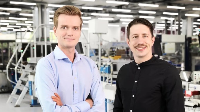 Os cofundadores da EthonAI Julian Senoner (CEO, à esquerda) e Bernhard Kratzwald (CTO, à direita) em uma fábrica da Siemens em Zug, Suíça