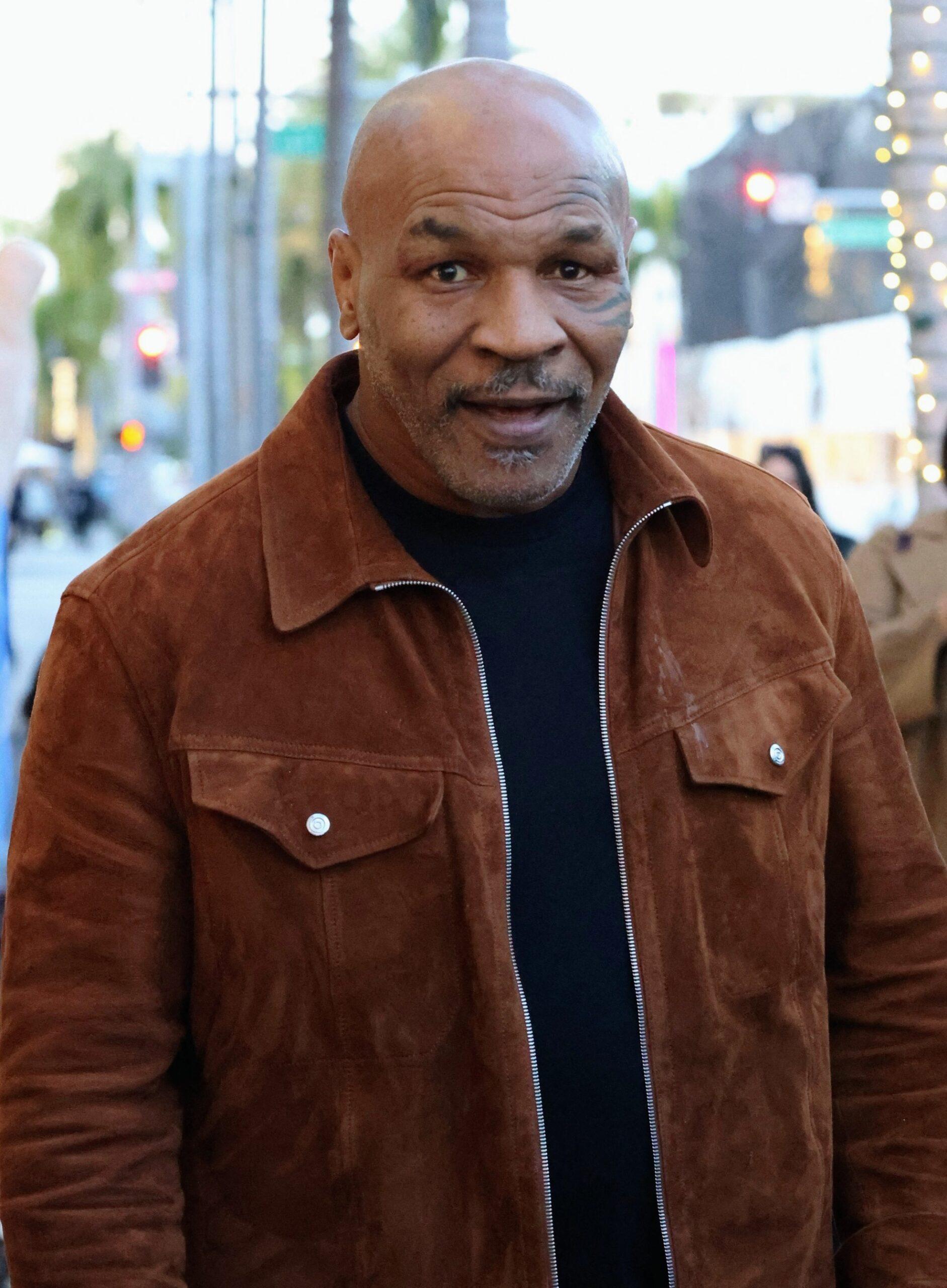 Mike Tyson visto cumprimentando fãs na Rodeo Drive depois de fazer compras em FerragamoMike Tyson visto cumprimentando fãs em Rodeo Drive depois de fazer compras em Ferragamo