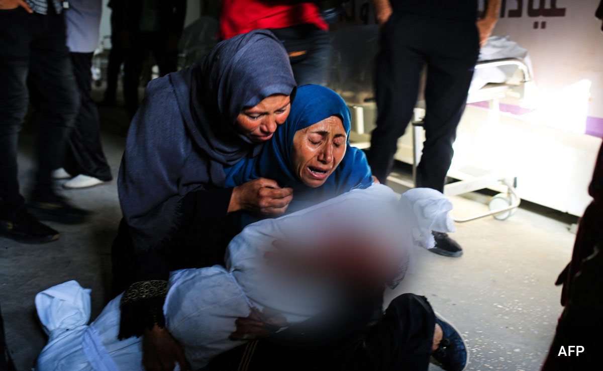 'Vi corpos carbonizados': vítimas relatam o horror do campo de Rafah após ataque em Israel