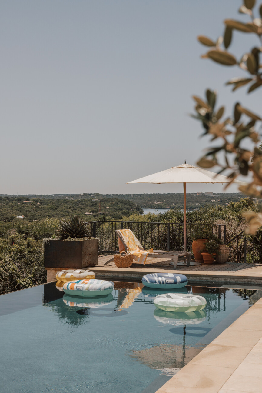 Piscina flutua itens essenciais de verão.