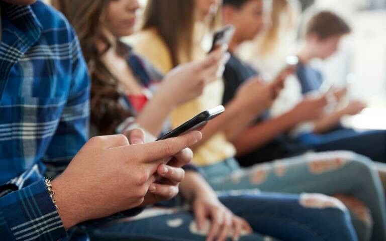 adolescentes em telefones celulares