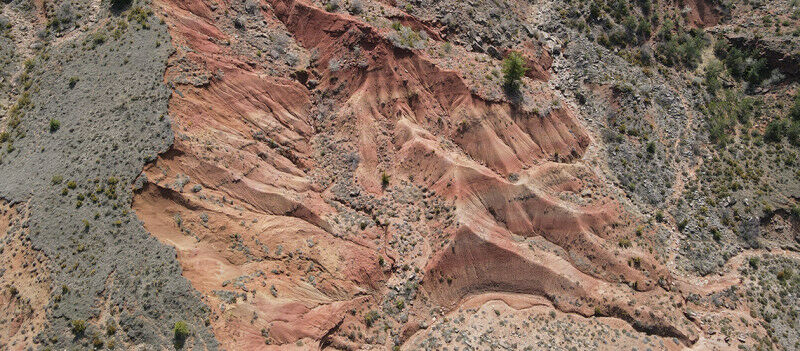 Acumulação de rochas sedimentares nos Pirenéus espanhóis.  O st vermelho e amarelo