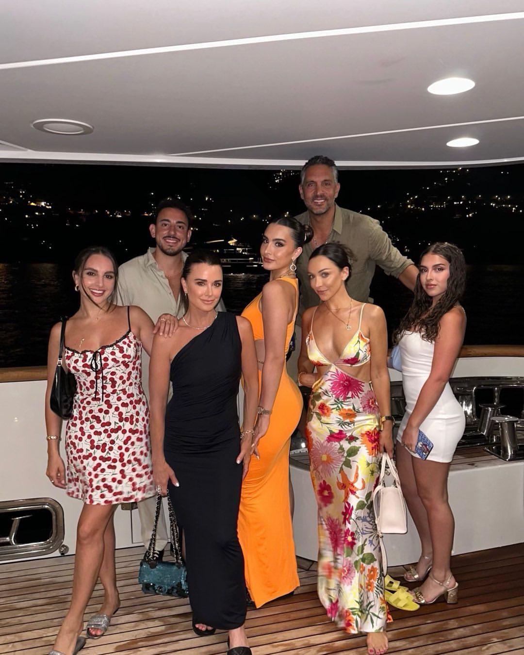 Mauricio Umansky compartilha foto de férias em um iate italiano com Kyle Richards em meio a rumores de separação