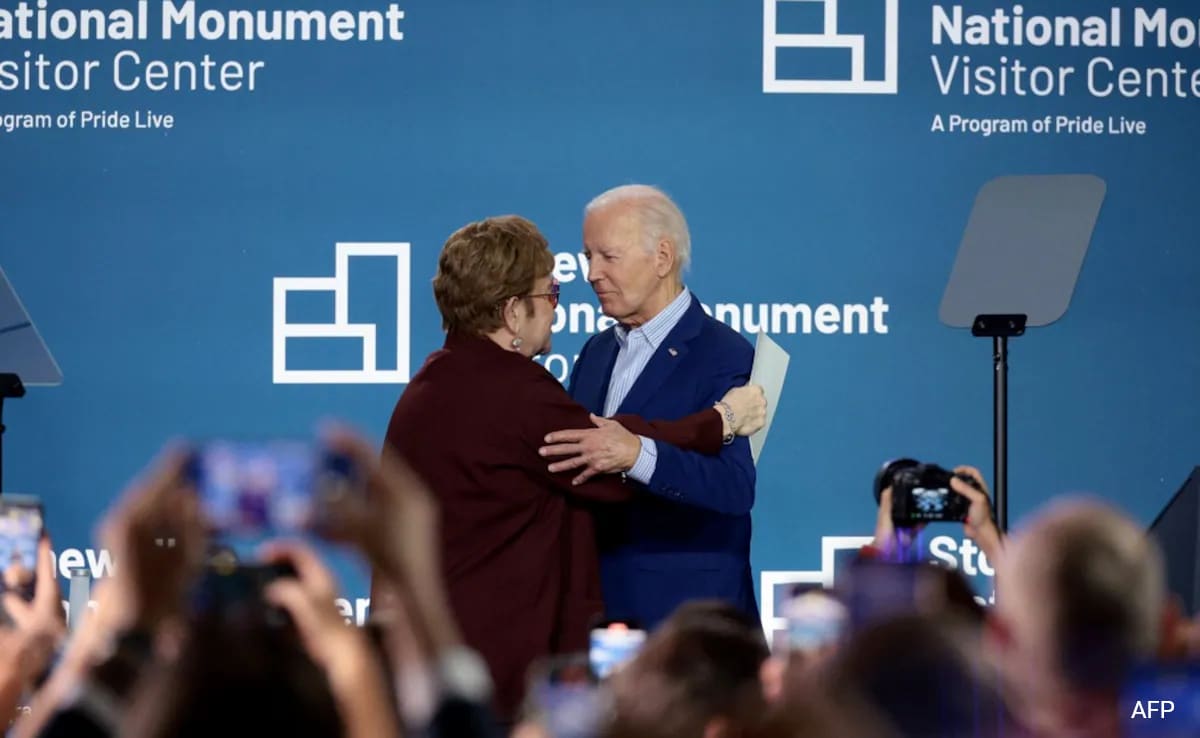 Joe Biden divide o palco com Elton John para celebrar marco LGBTQ