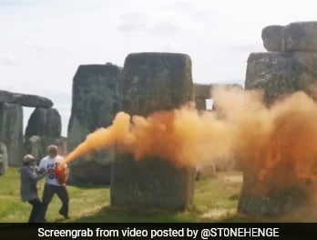Ver: 2 presos por pulverizar substância laranja em Stonehenge, no Reino Unido