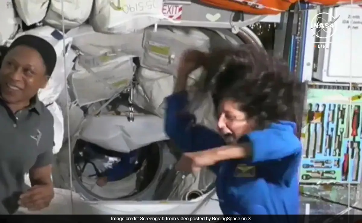 Assistir: A astronauta de origem indiana Sunita Williams dança ao chegar à estação espacial