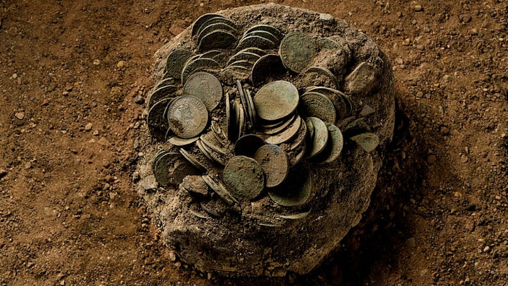 Centenas de moedas centenárias descobertas na Alemanha provavelmente pertenciam ao rico prefeito do século XVII