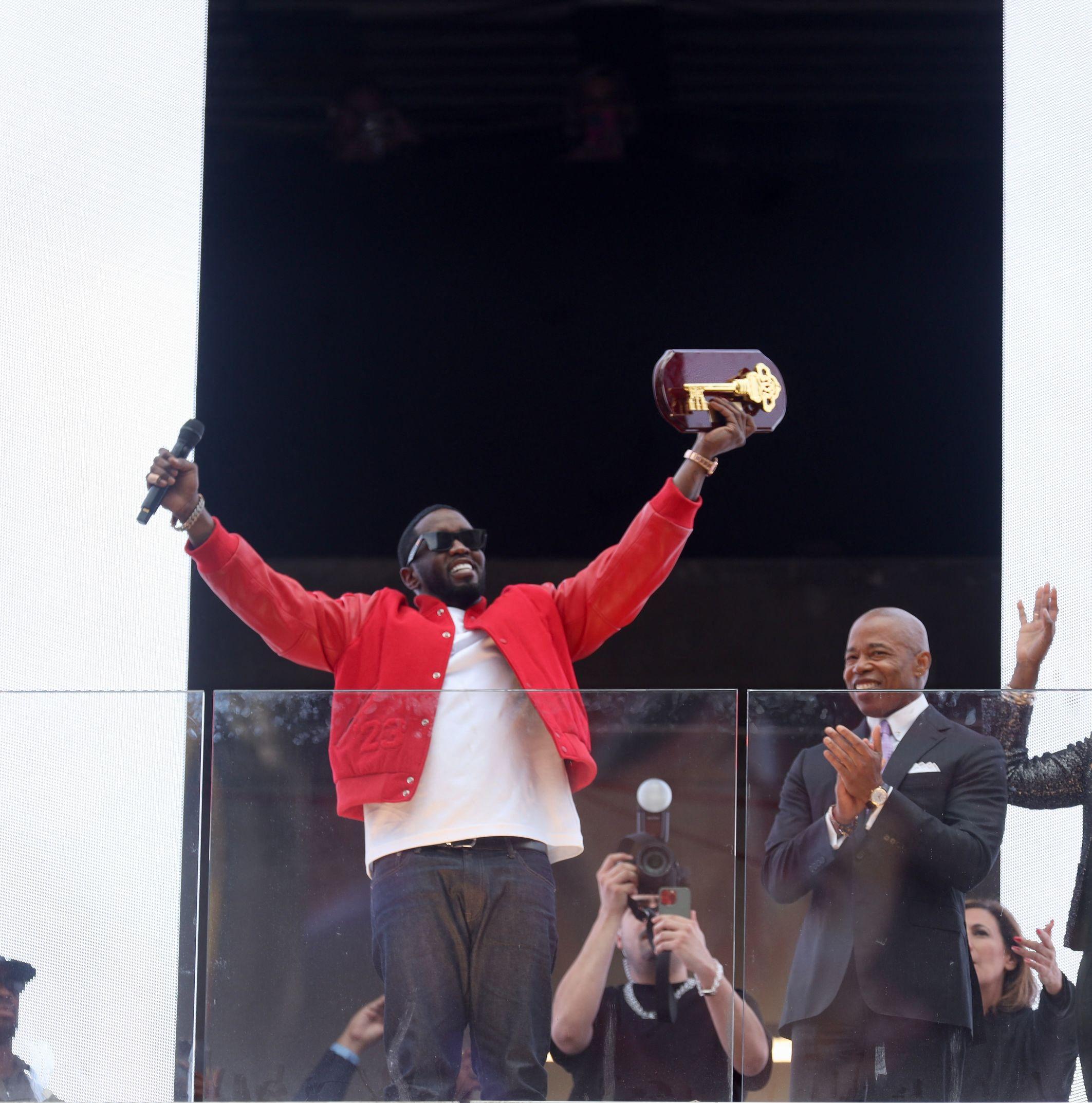 O prefeito Eric Adams entrega a chave da cidade de Nova York a Sean Diddy Combs no VIP Space na Times Square, em Nova York.