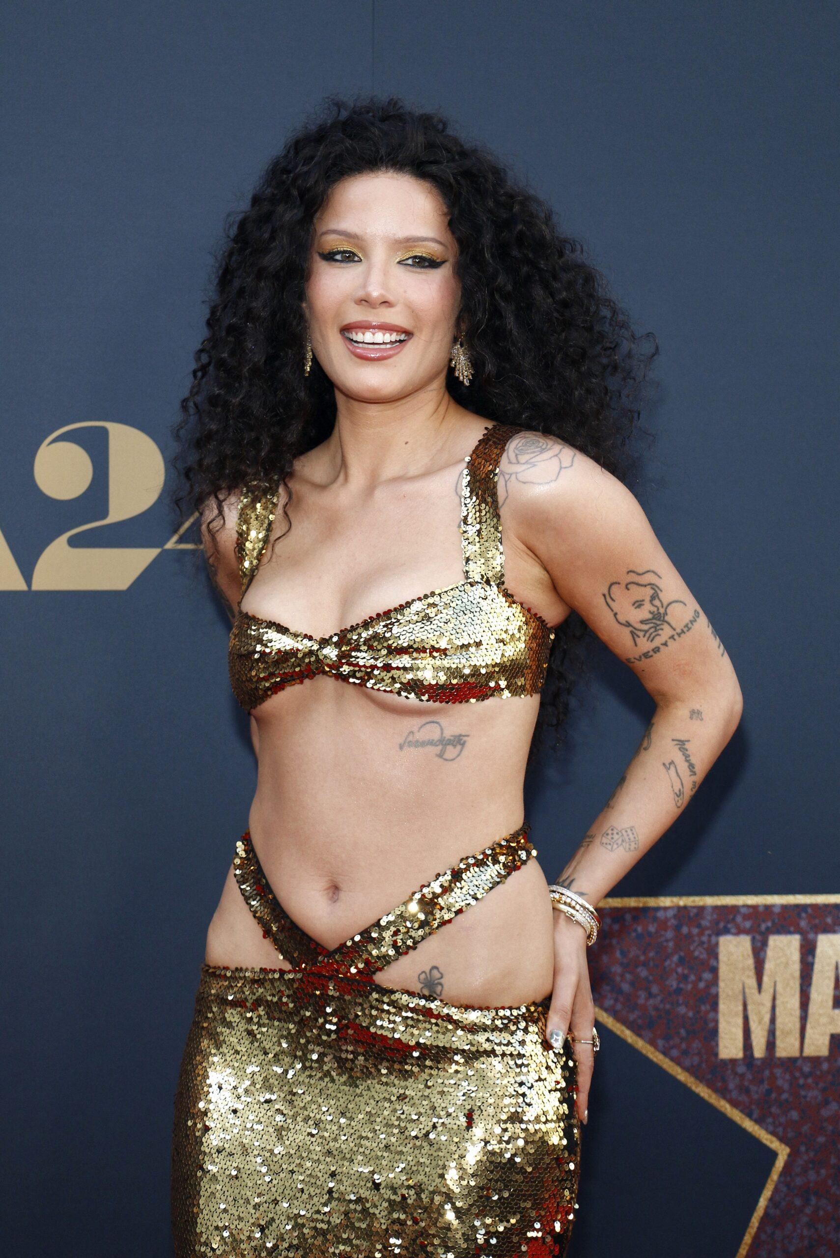 Halsey posa no tapete vermelho na estreia de 'MaXXXine' em Los Angeles