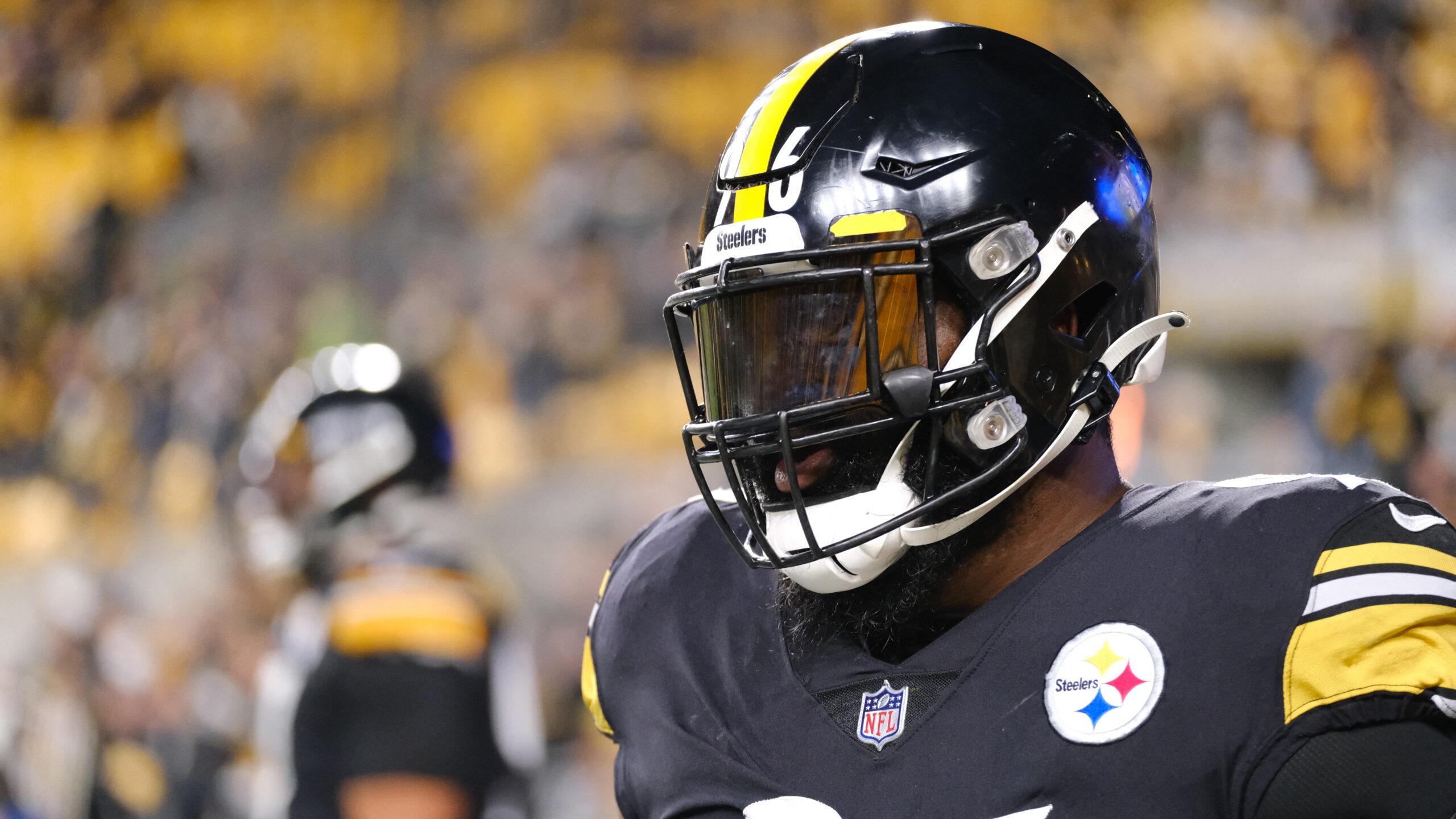 Isaiah Buggs durante jogo do Pittsburgh Steelers