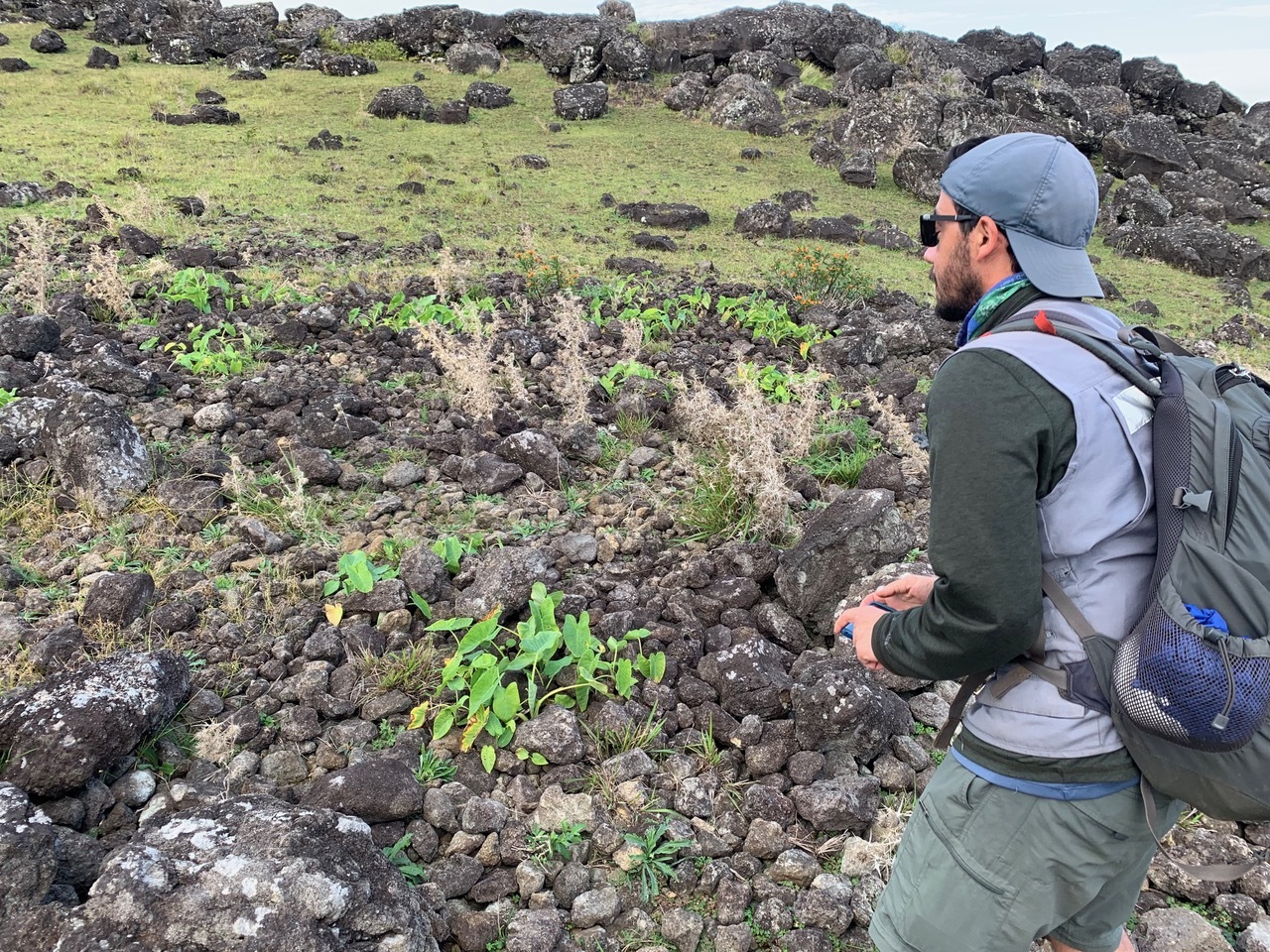 Um pesquisador na ilha de Rapa Nui