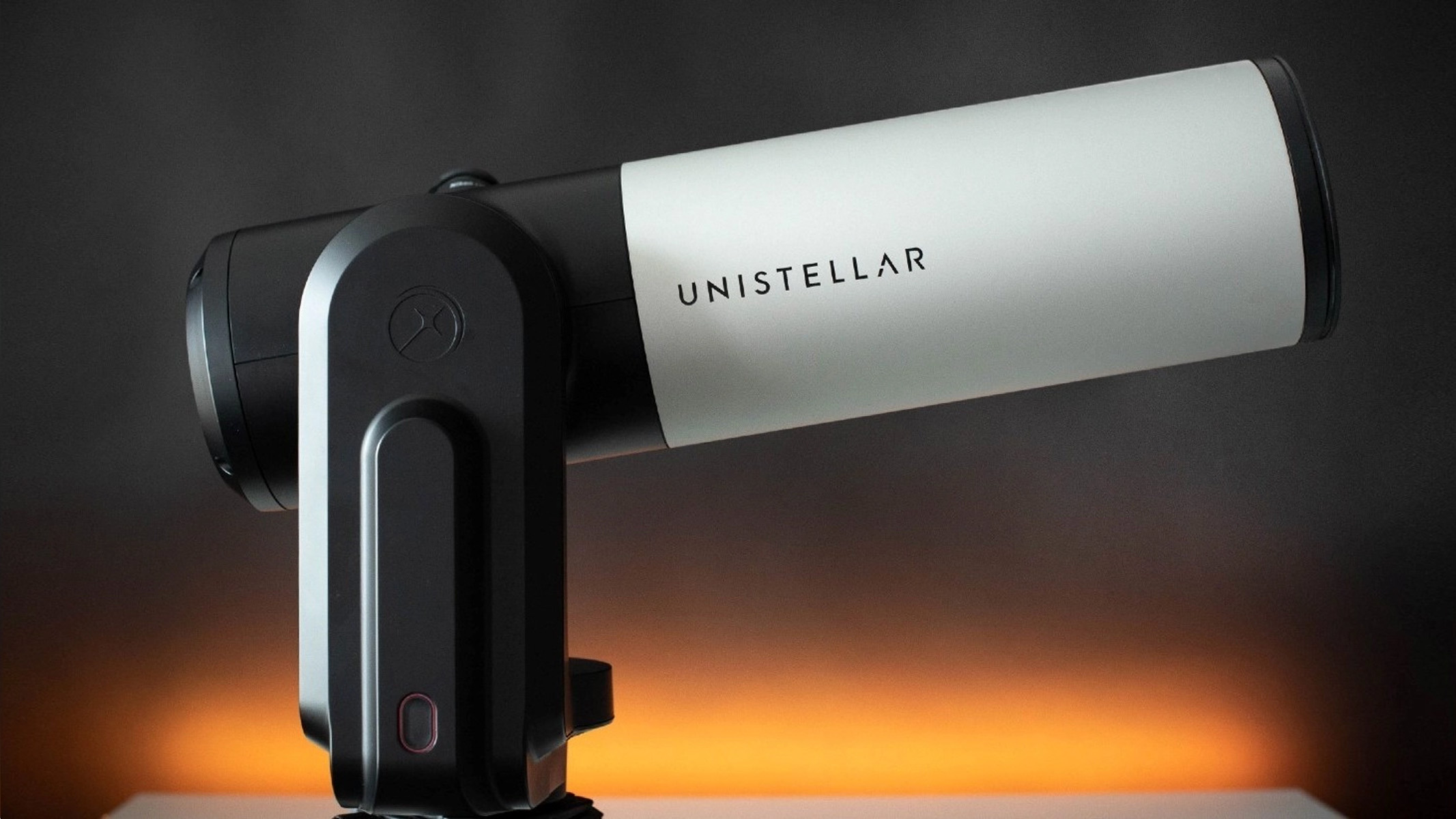 Unistellar eVscope 2 contra um fundo escuro