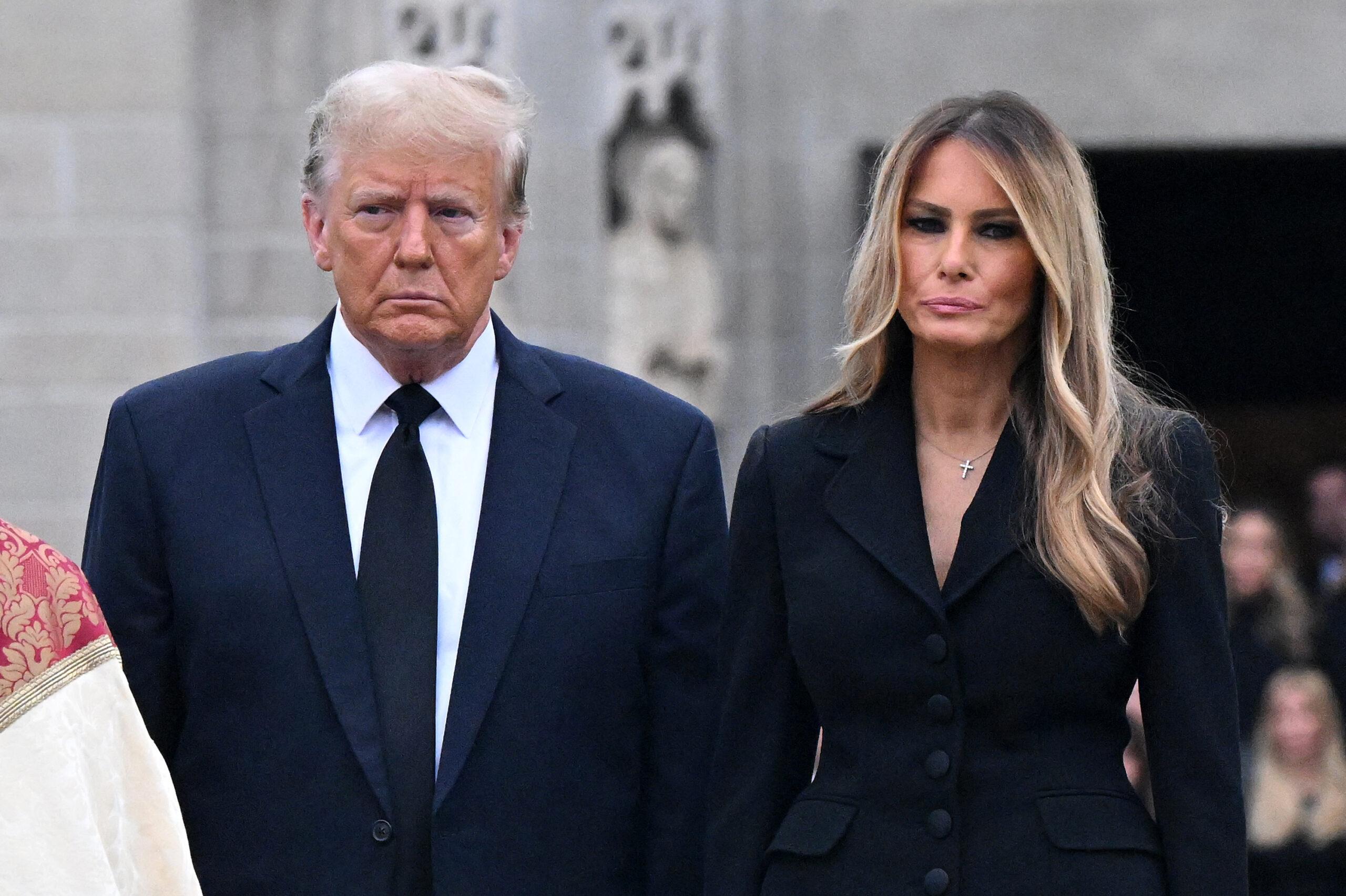 Donald Trump e Melania Trump de mãos dadas ao partirem do funeral de Amalija Knavs na Igreja Bethesda-by-the-Sea em Palm Beach, Flórida.