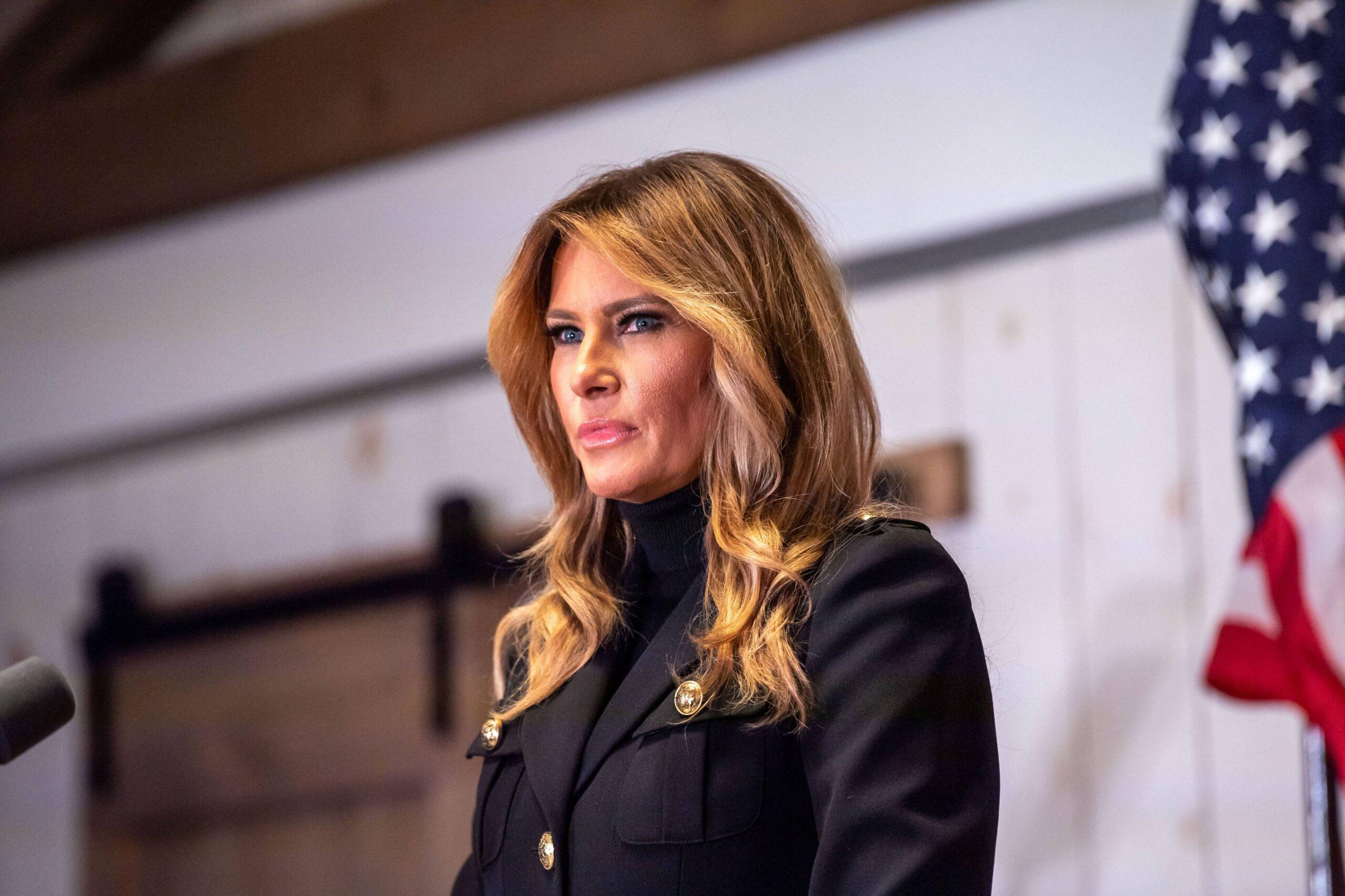 Melania Trump fala aos apoiadores de Donald Trump em um