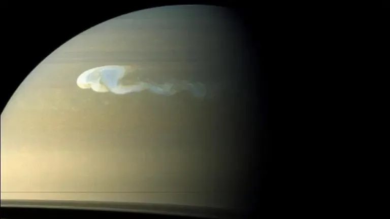 As tempestades de Saturno em todo o planeta impulsionadas pelo aquecimento sazonal, revela a sonda Cassini