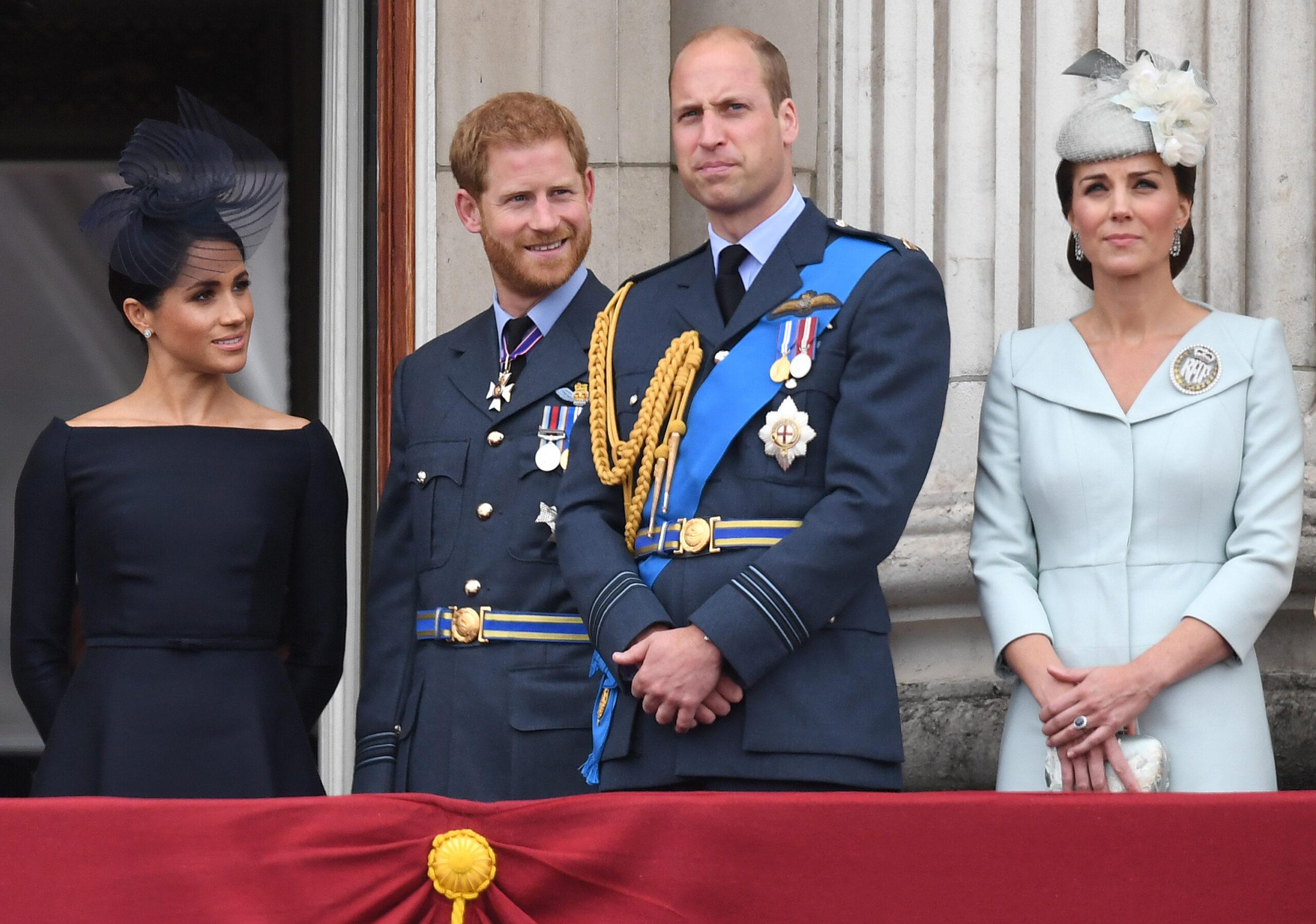 Meghan Markle, Duquesa de Sussex, Príncipe Harry, Duque de Sussex e O Duque e a Duquesa de Cambridge participam do flypast RAF100 no Palácio de Buckingham, Londres, Reino Unido, em 10 de julho de 2018. 10 de julho de 2018