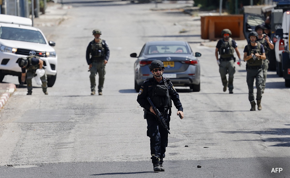 Forças israelenses amarram palestino ferido a jipe ​​em ataque à Cisjordânia