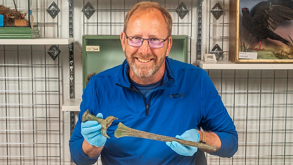‘A lâmina da espada ainda estava afiada’: detector de metais perdido descobre espada e machado da Idade do Bronze no Reino Unido