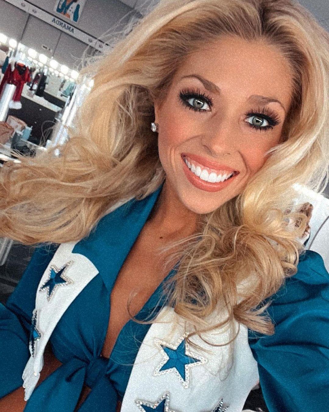 Victoria Kalina tira uma selfie com o uniforme de líder de torcida do Dallas Cowboys