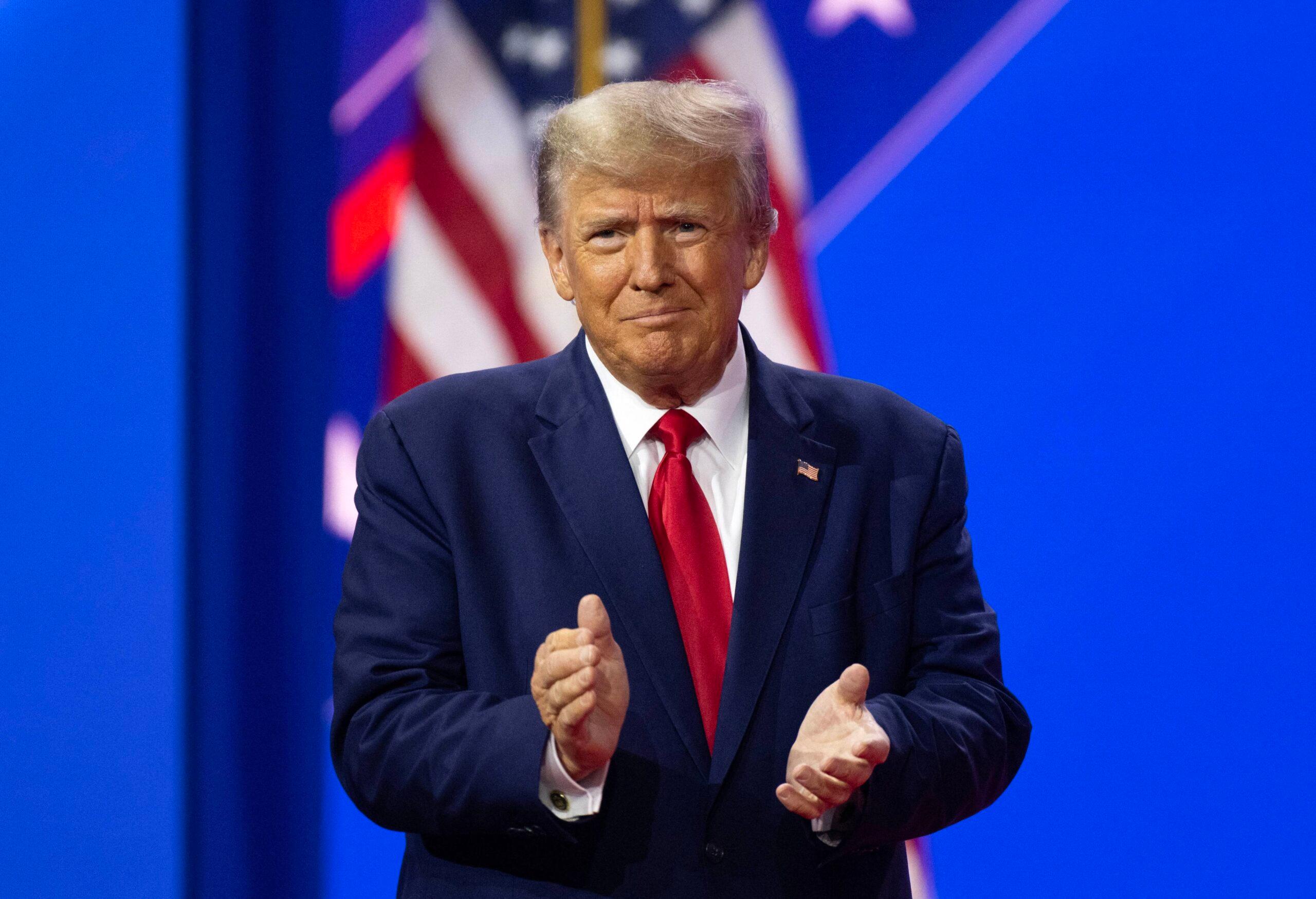 Donald Trump aplaudindo no CPAC 2023