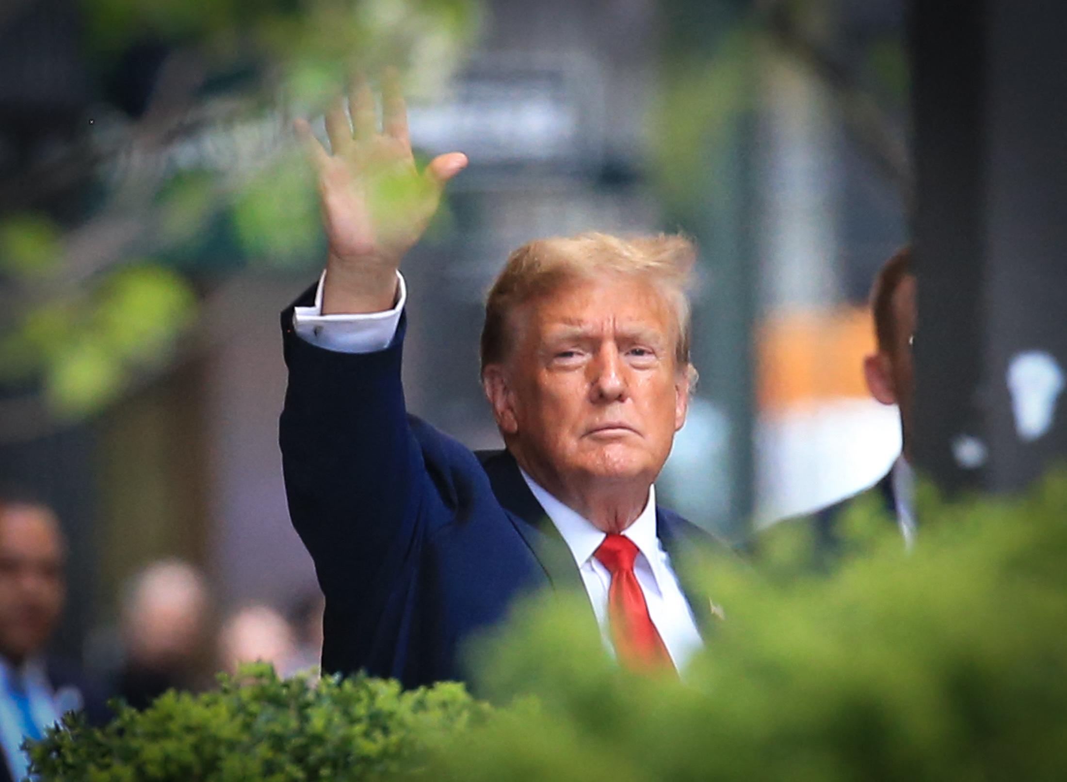 Donald Trump acena ao sair da Trump Tower