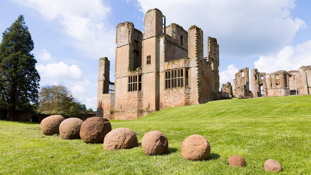 8 tiros de catapulta de pedra ligados ao rei Henrique III descobertos no castelo britânico sitiado