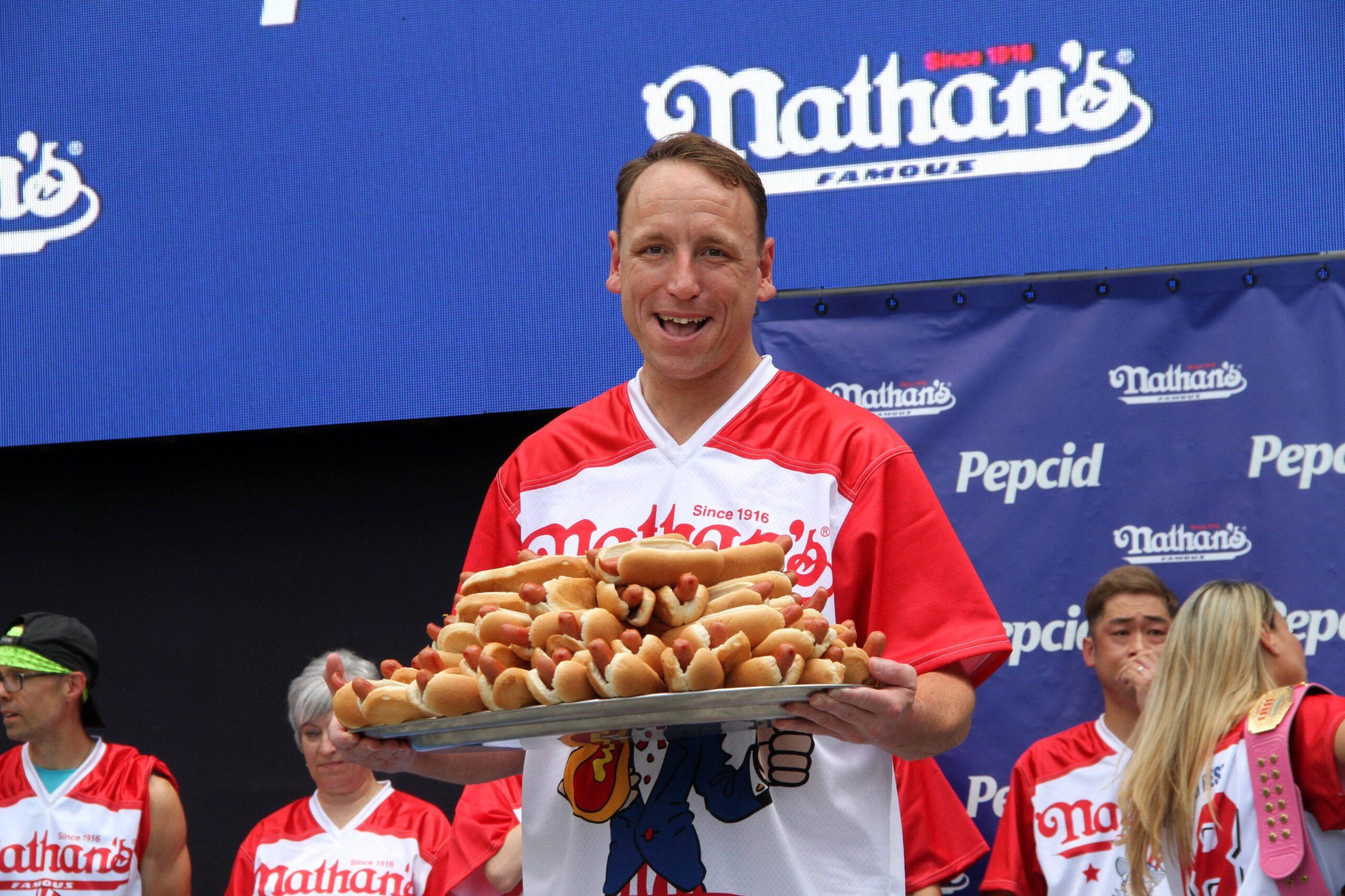 Joey Chestnut no concurso de comer cachorro-quente do Nathan