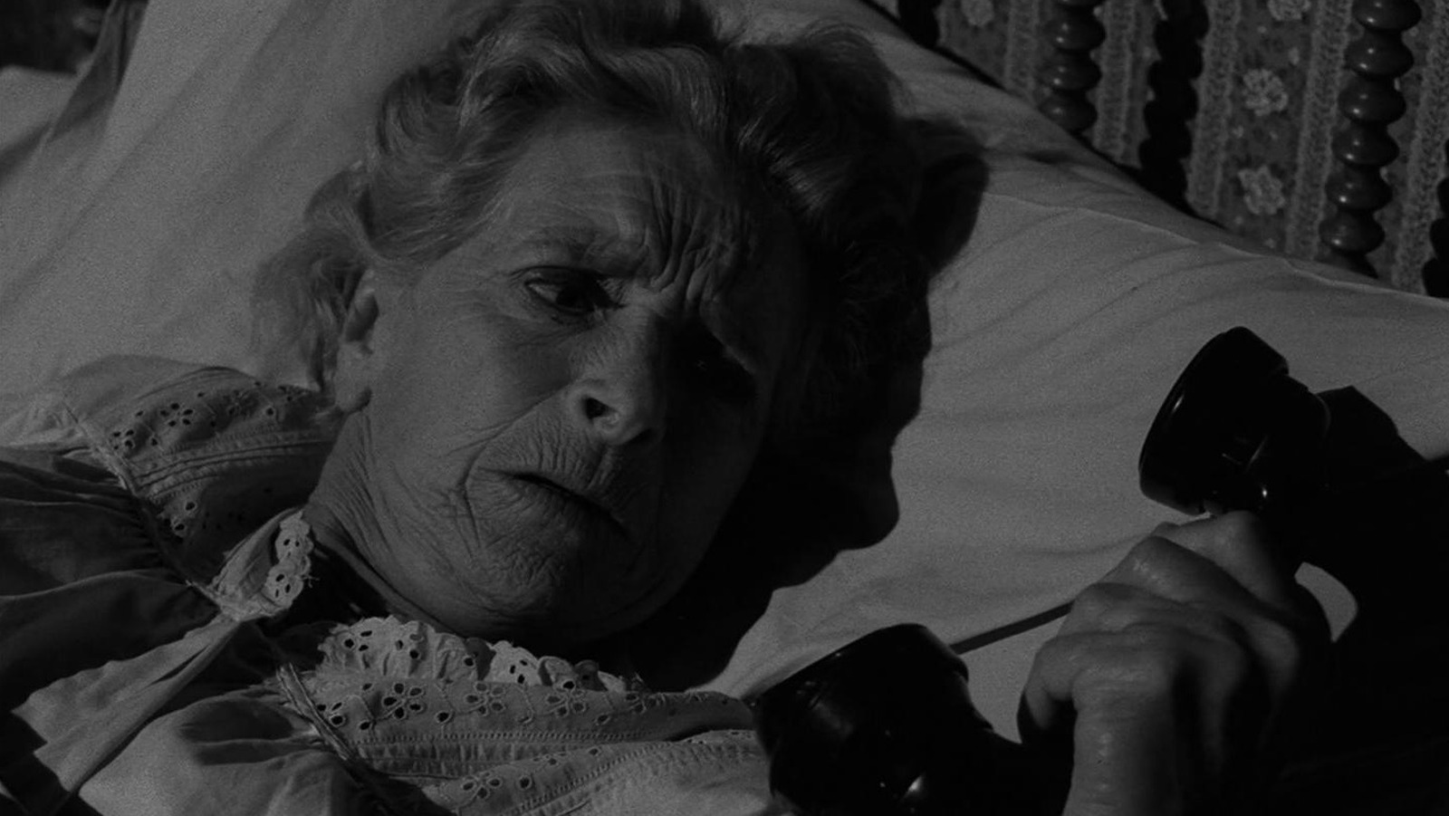 Night Call de The Twilight Zone foi dirigido por um dos primeiros mestres do terror de Hollywood
