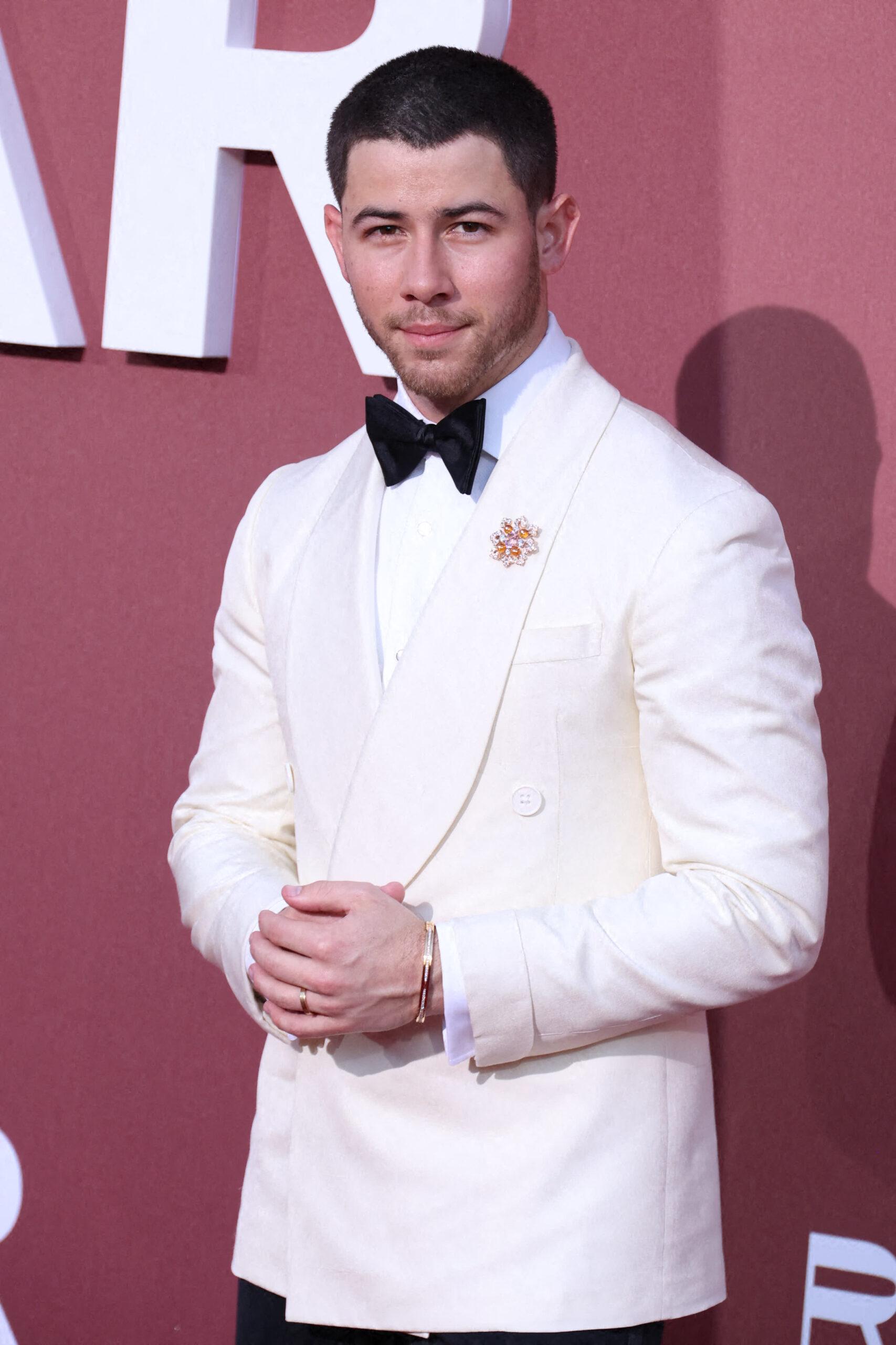 Nick Jonas vestindo um smoking branco