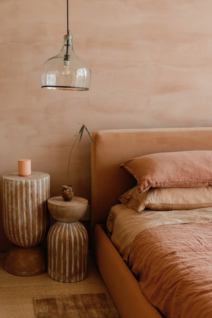 Quarto em terracota rosa com lençóis de linho.