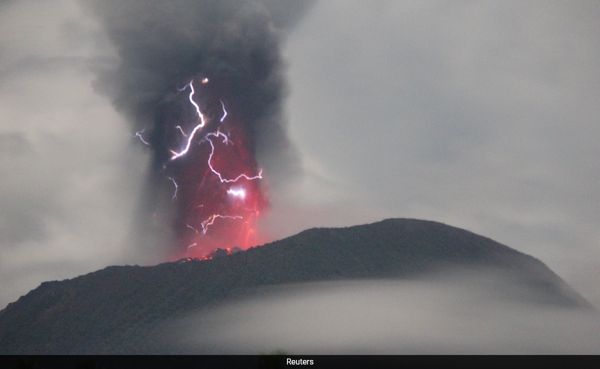 Vulcão do Monte Ibu, na Indonésia, entra em erupção e lança nuvens de cinzas