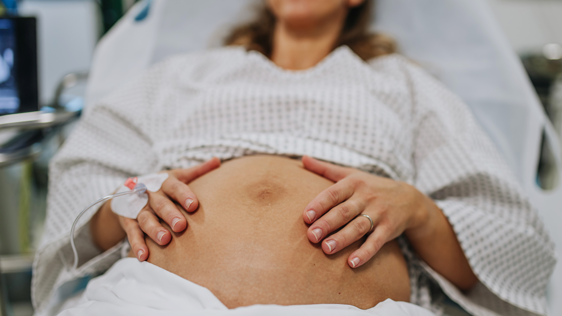 Epidurais podem diminuir o risco de complicações após o nascimento, sugere estudo