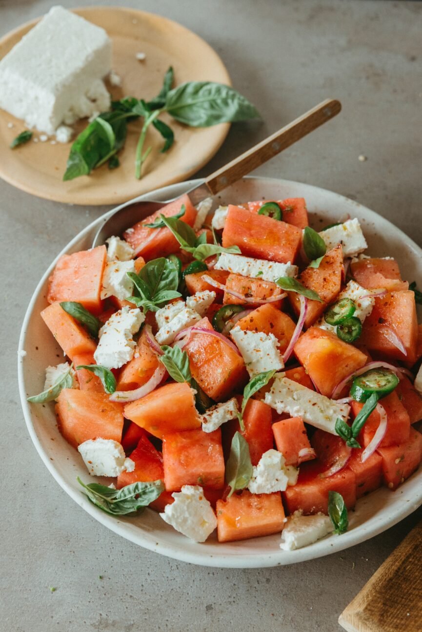 Esta salada picante de melancia feta é meu acompanhamento preferido no verão