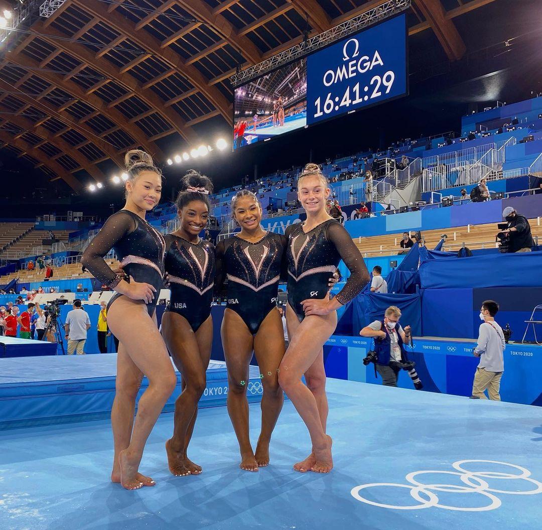 Suni Lee posando com equipe de ginástica