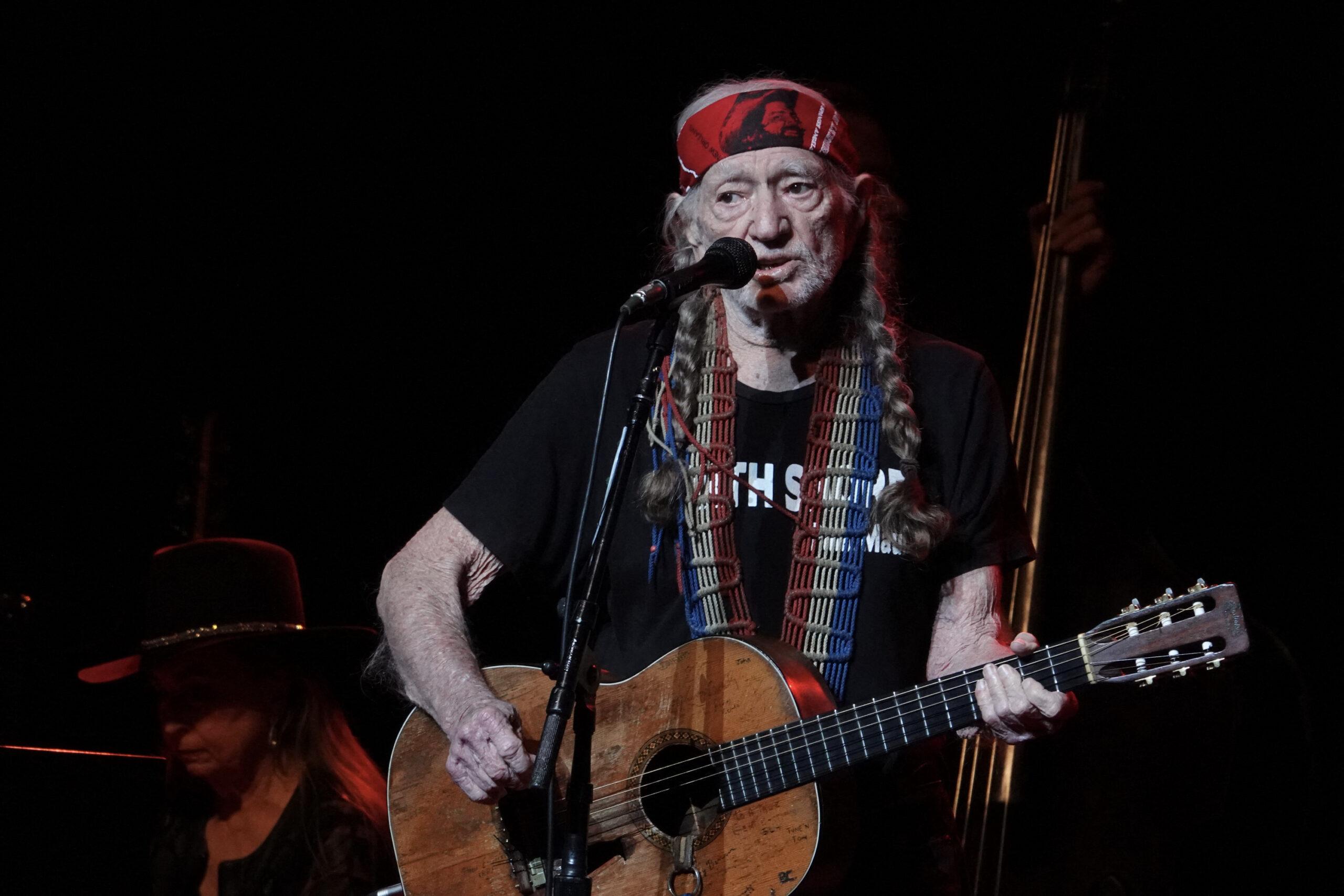 Willie Nelson se apresenta no Orpheum Theatre em Memphis, Tennessee