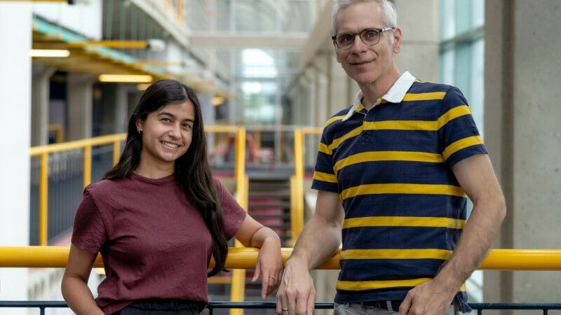 Nikhita Joshi e Daniel Vogel posam para uma foto no prédio da Faculdade de Matemática