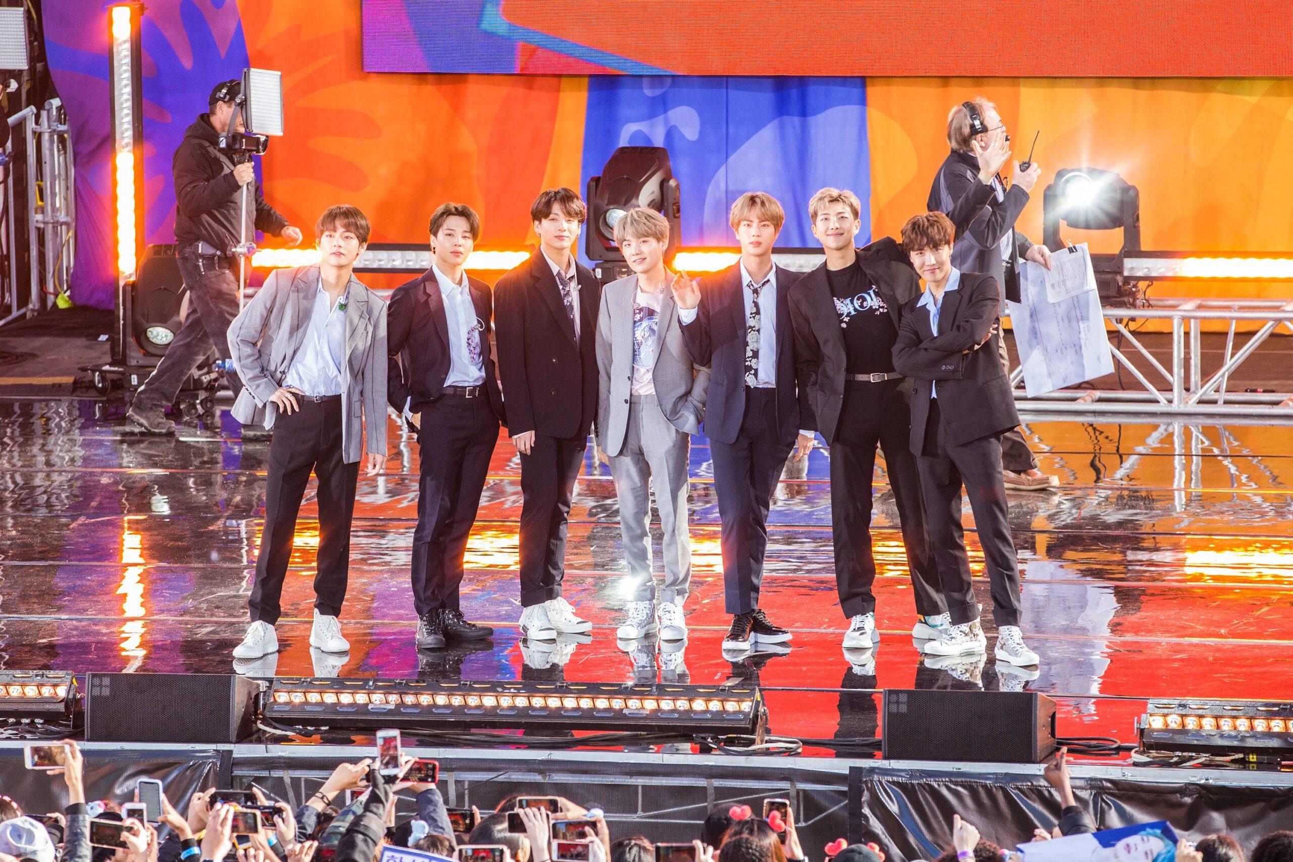 BTS se apresenta ao vivo na série de concertos Good Morning America.