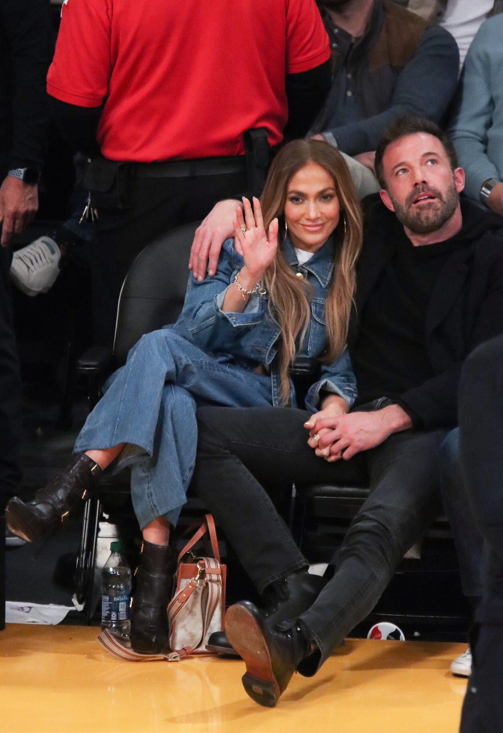 Jennifer Lopez e Ben Affleck comparecem ao jogo Lakers x Boston