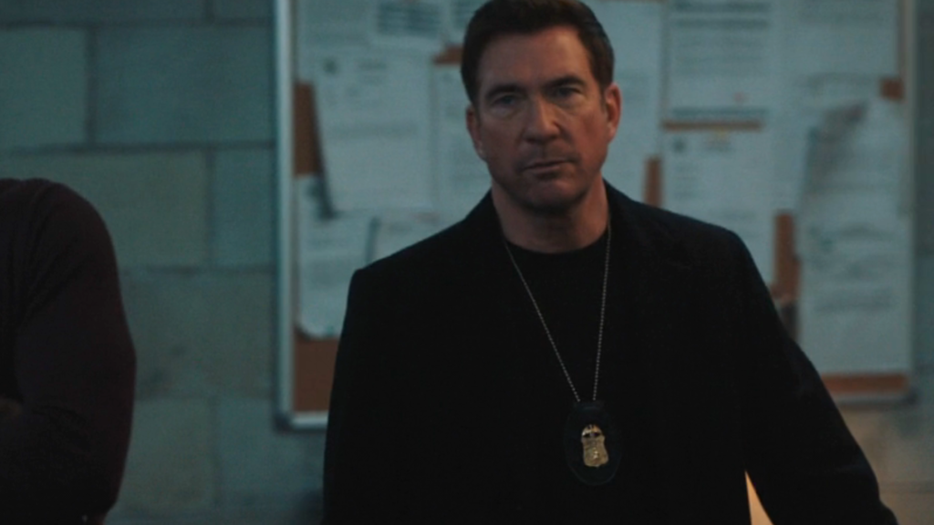 Dylan Mcdermott como Remy Scott, do FBI Most Wanted, analisando informações sobre um fugitivo.