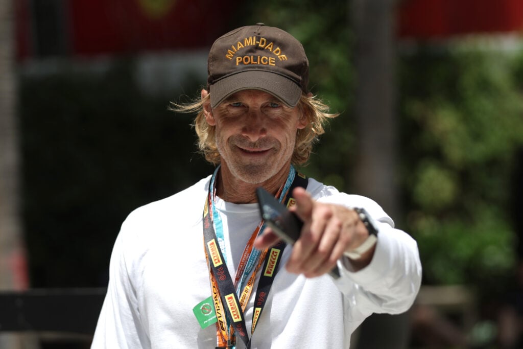 Michael Bay caminha no Paddock antes do Grande Prêmio de F1 de Miami, no Autódromo Internacional de Miami, em 8 de maio de 2022 em Miami, Flórida.