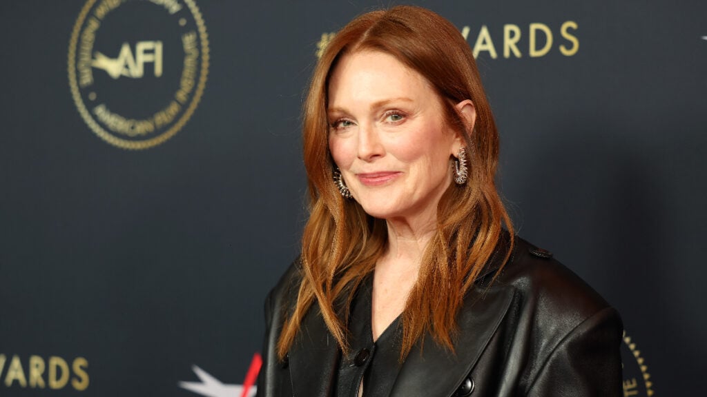 Julianne Moore chega ao almoço de premiação do AFI no Four Seasons Hotel Los Angeles em Beverly Hills em 12 de janeiro de 2024 em Los Angeles, Califórnia.