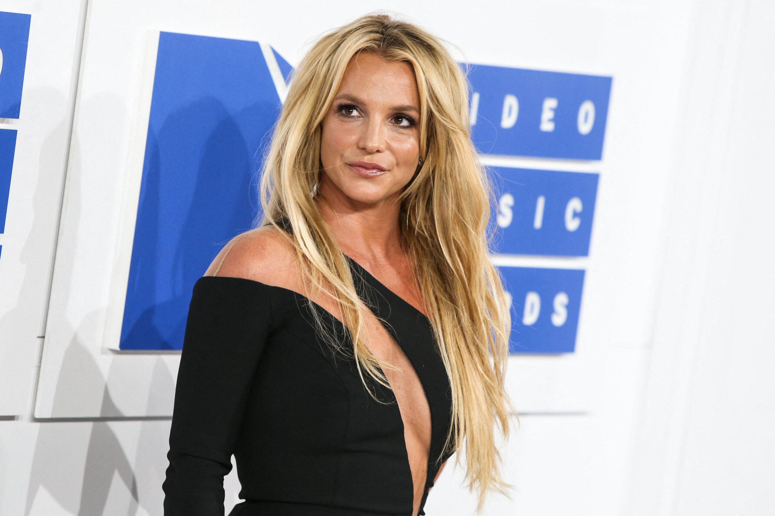 Britney Spears usando um vestido Julien MacDonald, joias H Stern e sapatos Christian Louboutin chega ao MTV Video Music Awards de 2016