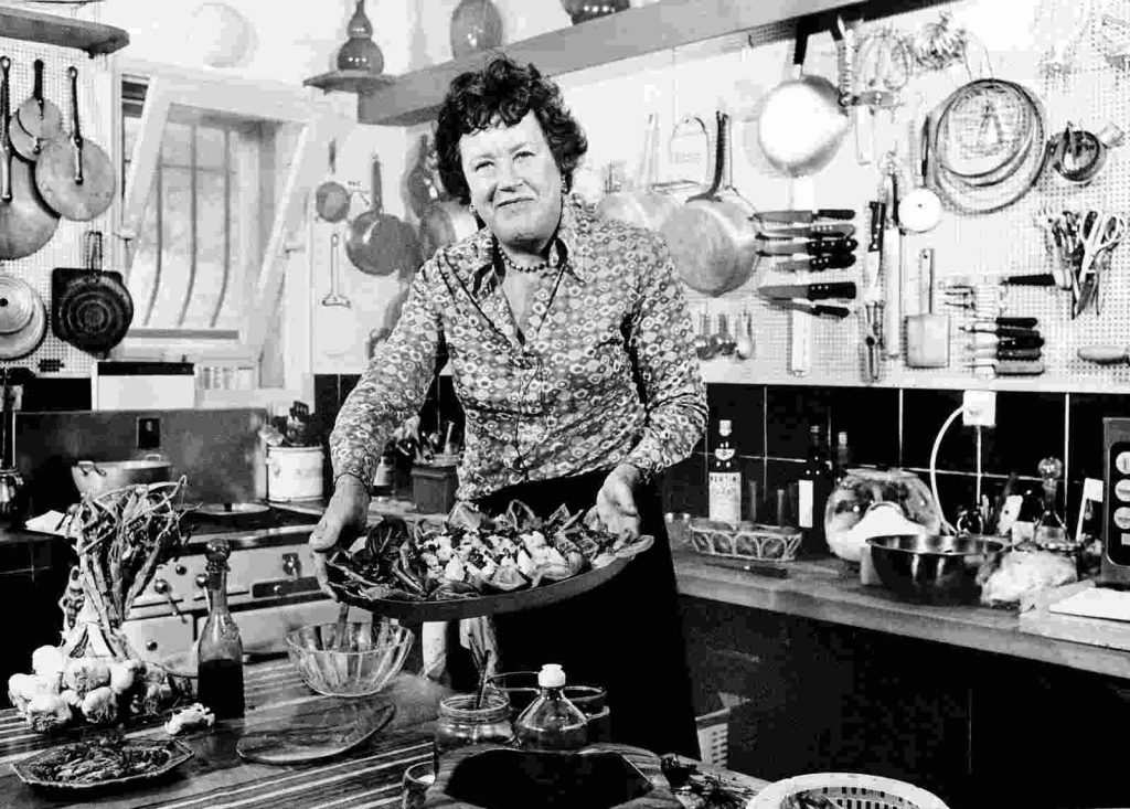 Imagine a famosa cozinheira Julia Child em sua cozinha