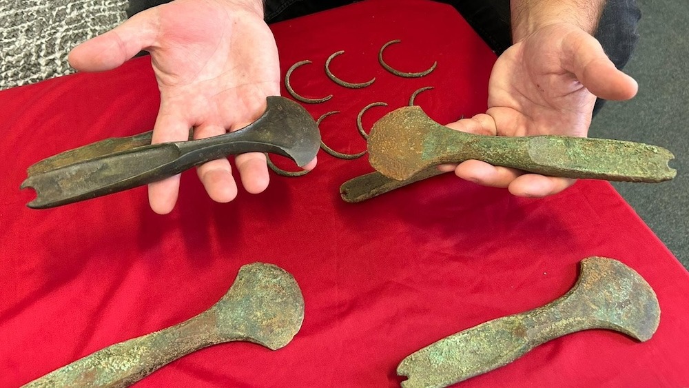 Acervo de joias e armas de 3.600 anos é encontrado em campo na República Tcheca