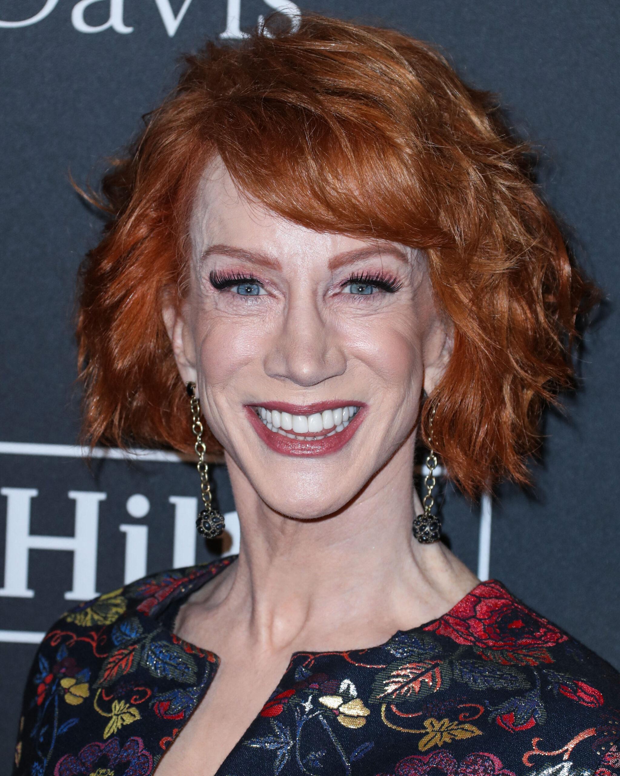 (ARQUIVO) Kathy Griffin testa positivo para Coronavírus COVID-19