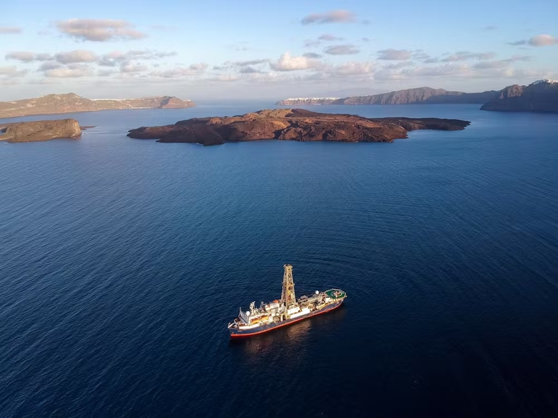 Uma vista aérea de um navio no mar