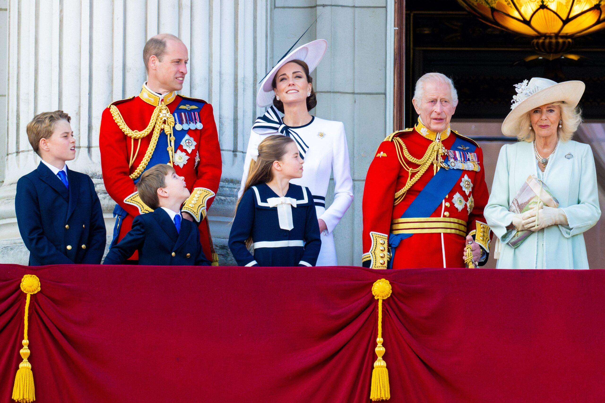 Príncipe William de Gales, Princesa Catarina de Gales, Príncipe George, Princesa Charlotte, Príncipe Louis durante aparição na sacada do Palácio de Buckingham para assistir ao sobrevoo durante a cerimônia Trooping the Colour 2024.