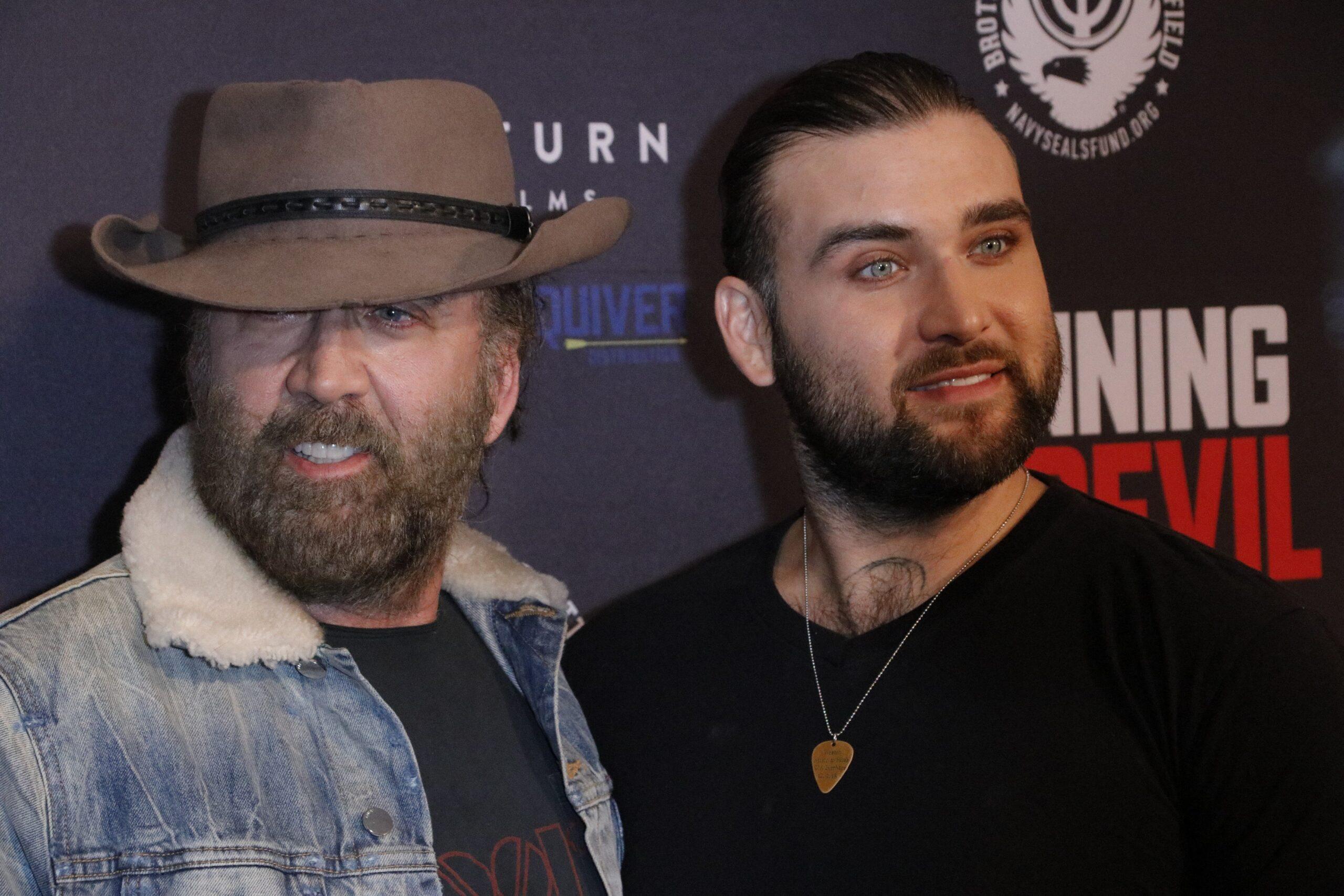 Nicolas Cage e Weston Coppola Cage na estreia de Correndo com o Diabo