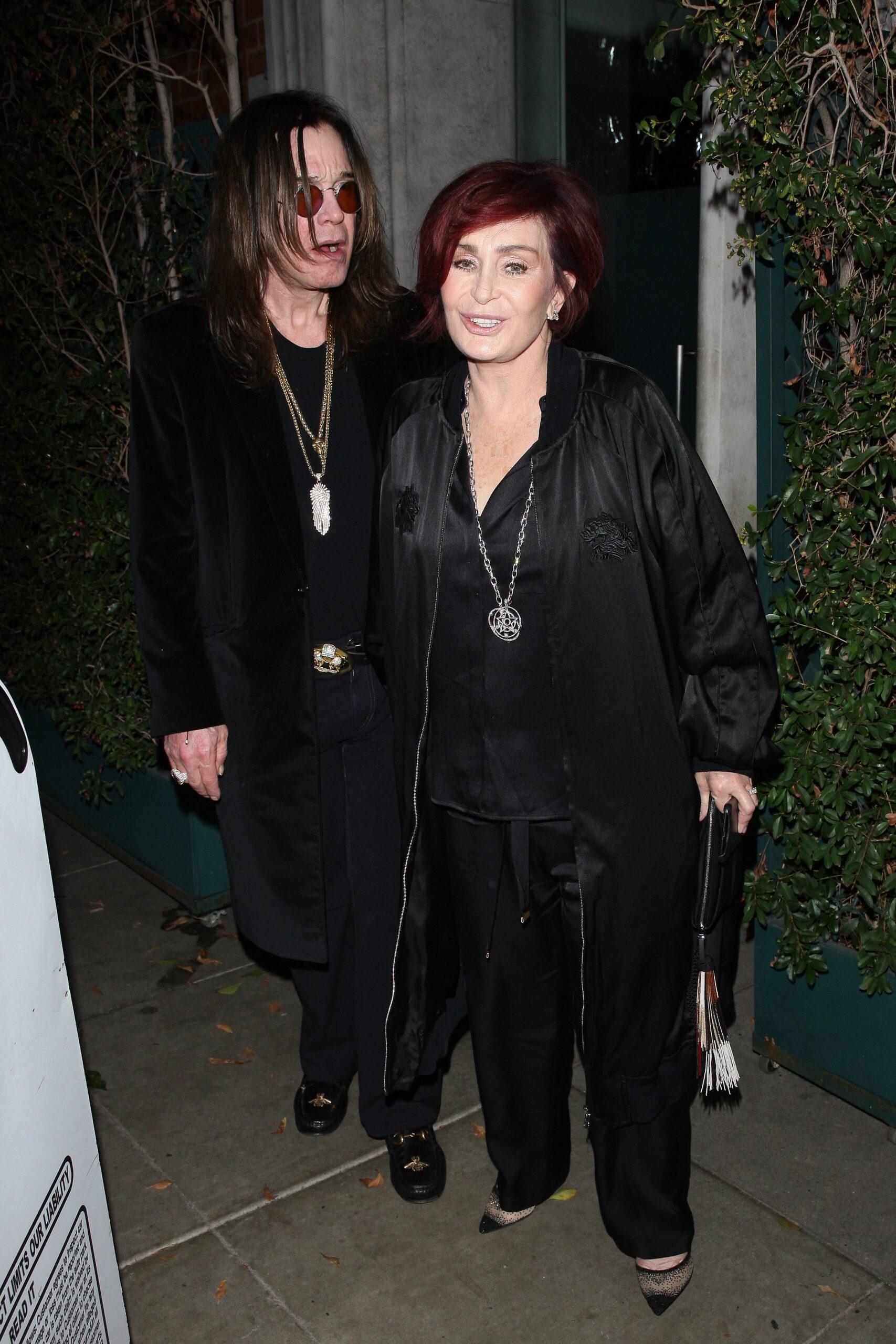 Ozzy e Sharon Osbourne dão as mãos ao saírem do restaurante Mr Chow após comemorar a festa de 63 anos de Billy Idol